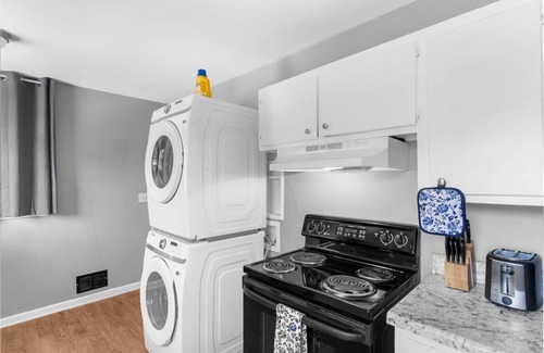 New Castle House | Near Hospital&Dining-Beds on Broadmoor- Both Units
