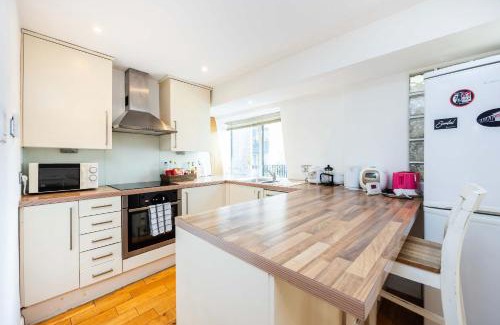 King's Cross Apartment | Near Kings Cross,2BD Private Balcony, Easy Grocery