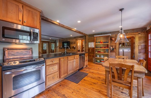 Clayton Cabin | Near Lake Burton, gorgeous Mtn. View, 1920 Timpson Creek School House.