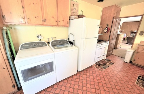 Cedar Glen House | Near Lake Plus View 2 Bedroom Home by RedAwning