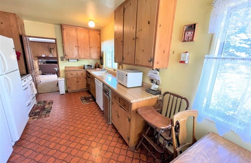 Cedar Glen House | Near Lake Plus View 2 Bedroom Home by RedAwning
