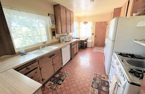 Cedar Glen House | Near Lake Plus View 2 Bedroom Home by RedAwning