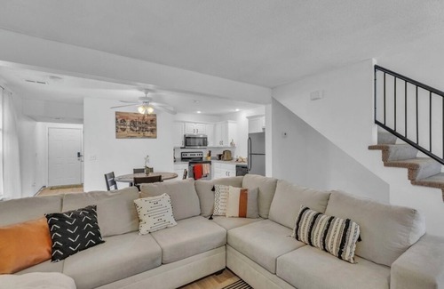 Blue Springs House | Near Lake Tapawingo Newly furnished 3 Bedroom 2.5 bath Pet Friendly Townhome