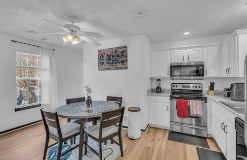 Blue Springs House | Near Lake Tapawingo Newly furnished 3 Bedroom 2.5 bath Pet Friendly Townhome