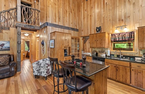 Linville Falls Cabin | Near Linville Gorge & Ski Resorts (sleeps 8)