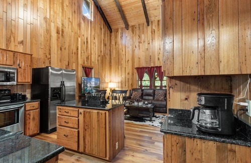Linville Falls Cabin | Near Linville Gorge & Ski Resorts (sleeps 8)