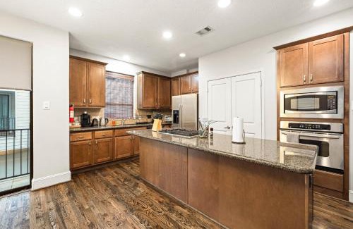 East Downtown Houston House | Near Midtown Downtown Games Wifi Balcony Pets