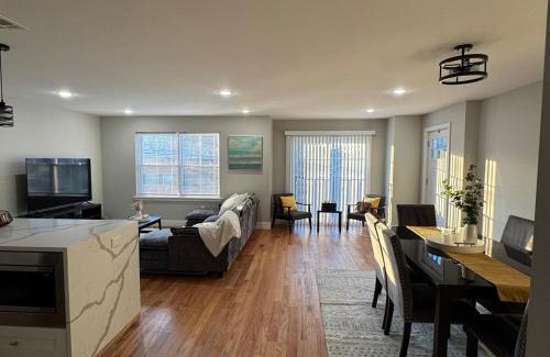 Elizabeth Apartment | Near New York-EWR-JG Mall-Train - Elizabeth NJ