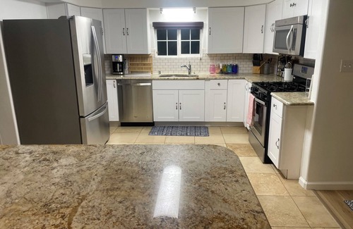 Los Duranes House | Near-North Valley Oasis! Sleeps 8! Easy Access to I-40, Pool, Hot tub, AC/Heat