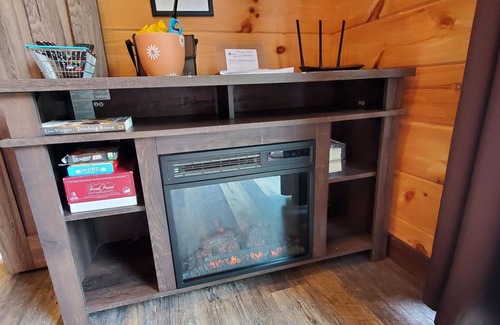 Whittier Cabin | Near Polar Express, Casino and WCU. Hot Tub & robes! Dog friendly. Views!