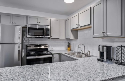 Forest Park Apartment | Near Restaurants Breweries and Golf