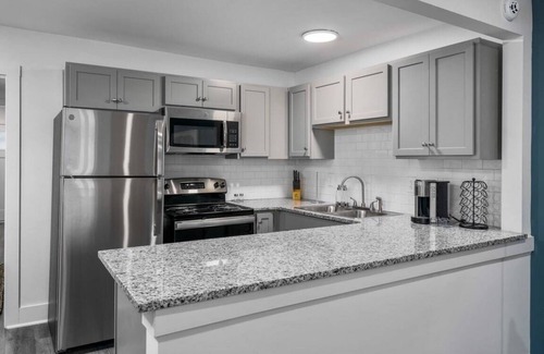 Forest Park Apartment | Near Restaurants Breweries and Golf