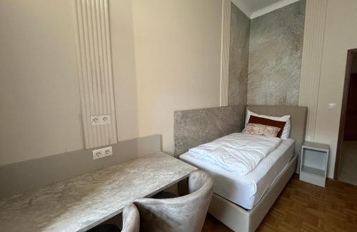 Meidling Hotel | Near Schönbrunn I 1 Min to U6 Niederhofstraße