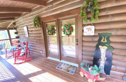Sevierville Cabin | 🐻NEAR SEVIERVILLE CONVENTION CTR-5 Stars, Loft, Com. Pool, Hot Tub & Pool Table🐻