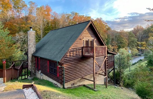 Sevierville Cabin | 🐻NEAR SEVIERVILLE CONVENTION CTR-5 Stars, Loft, Com. Pool, Hot Tub & Pool Table🐻