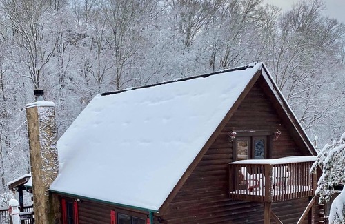 Sevierville Cabin | 🐻NEAR SEVIERVILLE CONVENTION CTR-5 Stars, Loft, Com. Pool, Hot Tub & Pool Table🐻