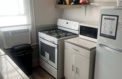 Vollintine-Evergreen Apartment | Near Shopping & Dining- Magic in Midtown- Unit B