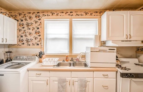 Vollintine-Evergreen House | Near Shopping & Dining- Magic in Midtown- 2 Units