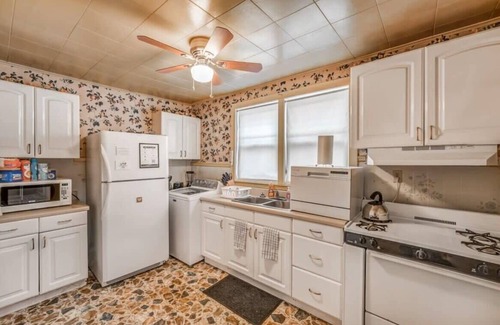 Vollintine-Evergreen House | Near Shopping & Dining- Magic in Midtown- Unit A
