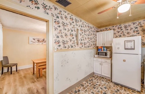 Vollintine-Evergreen House | Near Shopping & Dining- Magic in Midtown- Unit A