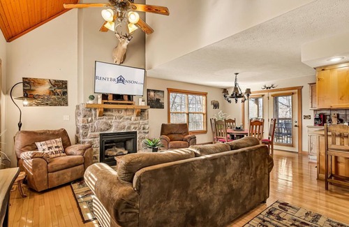 Reeds Spring Cabin | Near Silver Dollar City & Entertainment with Free Tickets-Romantic Getaway-Golf Course On Site