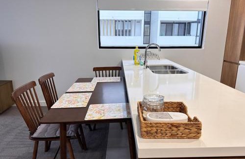 Kogarah Apartment | Near St George Hosp,AIRPT,train,shopping, Morden Apt, free Parking