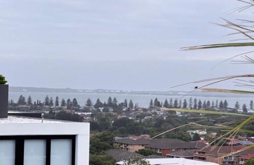 Kogarah Apartment | Near St George Hosp,AIRPT,train,shopping, Morden Apt, free Parking