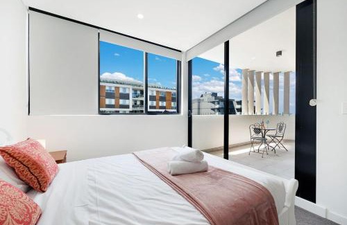 Kogarah Apartment | Near St George Hosp,AIRPT,train,shopping, Morden Apt, free Parking