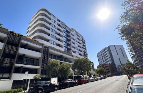 Kogarah Apartment | Near St George Hosp,AIRPT,train,shopping, Morden Apt, free Parking