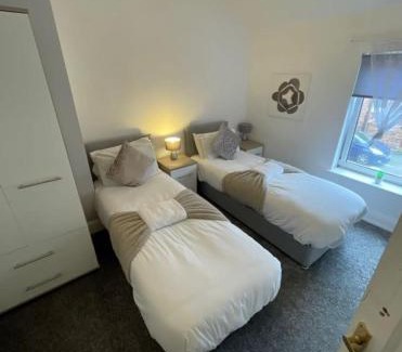 Peterlee House | Near the Beach 3Bedroom Apartment WIFI Modern & Spacious Sleeps 6