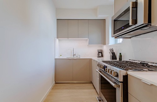 West Los Angeles Apartment | Near UCLA Coliving Suite w On Site Laundry