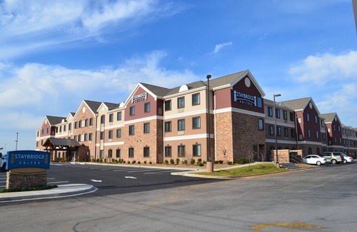 Bowling Green Condo | Near WKU campus | Free Breakfast Buffet, Pool & Gym Access