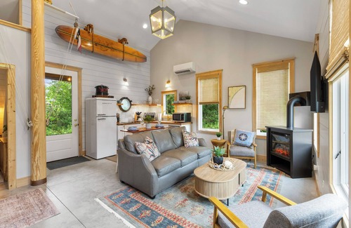 Wilmington Cottage | Near Wrightsville Beach! Cozy, Coastal Cottage w/King Br~FirePit~Outdoor Shower.
