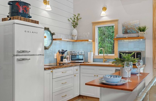 Wilmington Cottage | Near Wrightsville Beach! Cozy, Coastal Cottage w/King Br~FirePit~Outdoor Shower.