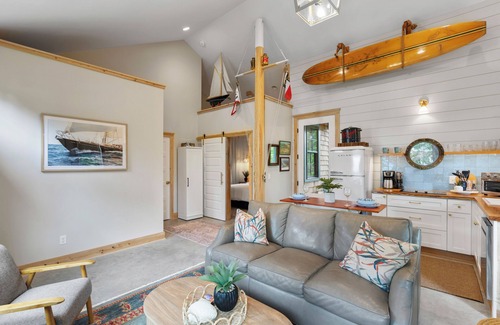 Wilmington Cottage | Near Wrightsville Beach! Cozy, Coastal Cottage w/King Br~FirePit~Outdoor Shower.
