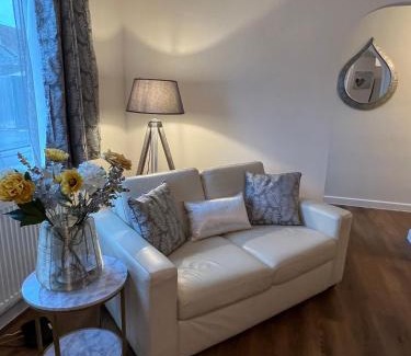 Street Apartment | Nearby Glastonbury, Next to Street Town Centre - Ground Floor Large 3 BD With Parking, Sleeps Up to 6