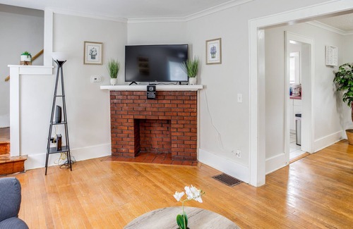 Rochester House | ♨️Neat Colonial home with Hot Tub minutes to UofR/Airport/Dwtn/RIT and fence yard