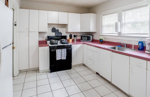 Rochester House | ♨️Neat Colonial home with Hot Tub minutes to UofR/Airport/Dwtn/RIT and fence yard