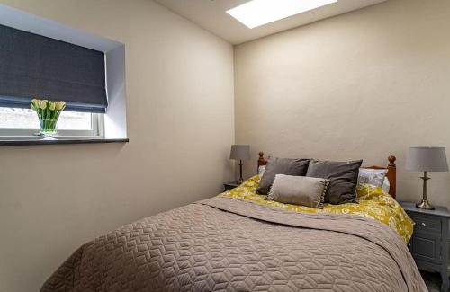 Beaumaris House | Neat Cottage, seaside cosy converted barn for 4