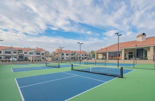 North Scottsdale Apartment | Neat King Bed Golf Pickleball Pool Hot Tub Parking