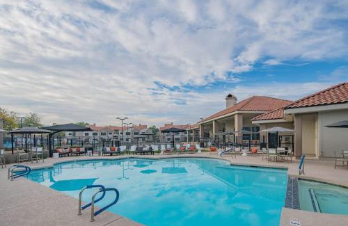 North Scottsdale Apartment | Neat King Bed Golf Pickleball Pool Hot Tub Parking