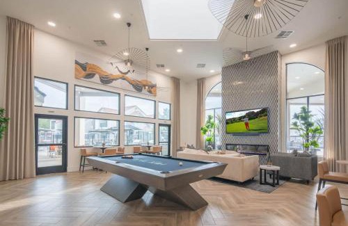 North Scottsdale Apartment | Neat King Bed Golf Pickleball Pool Hot Tub Parking