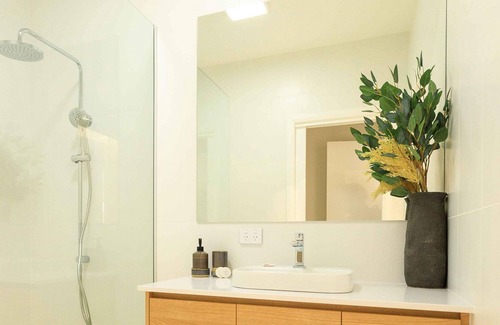 East Albury House | Neddidge Townhouse 2 - Gorgeous three bedroom, two bathroom townhouse