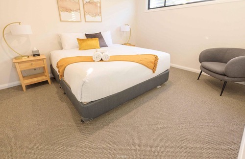 East Albury House | Neddidge Townhouse 3 - Gorgeous three bedroom, two bathroom townhouse