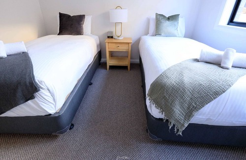 East Albury House | Neddidge Townhouse 3 - Gorgeous three bedroom, two bathroom townhouse