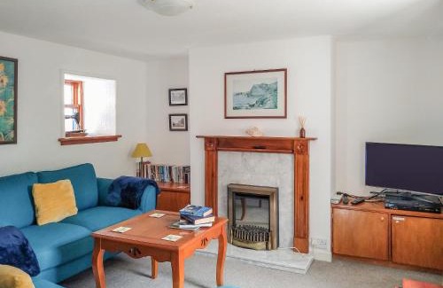 Cullen House | Needle Cottage