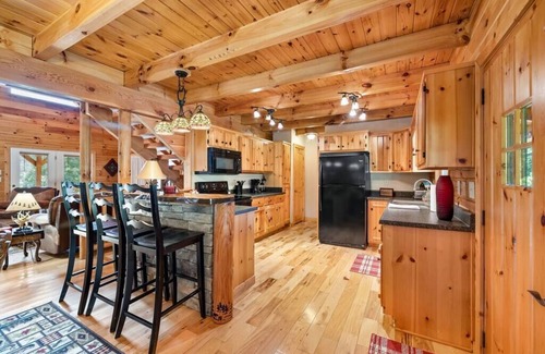 Murphy House | Neighborhood River Access-Pet Friendly-10 mins to Campbell Folk School/Casino