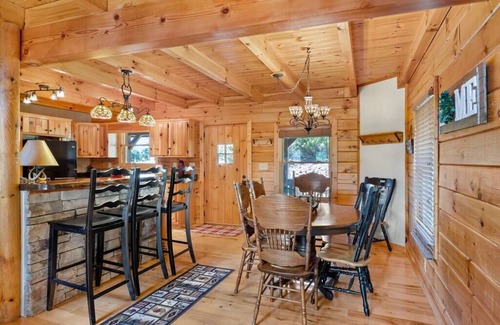 Murphy House | Neighborhood River Access-Pet Friendly-10 mins to Campbell Folk School/Casino
