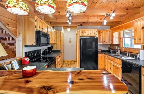 Murphy House | Neighborhood River Access-Pet Friendly-10 mins to Campbell Folk School/Casino