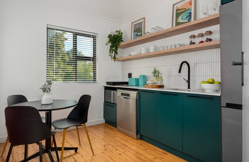 Three Anchor Bay House | Neighbourgood Hill